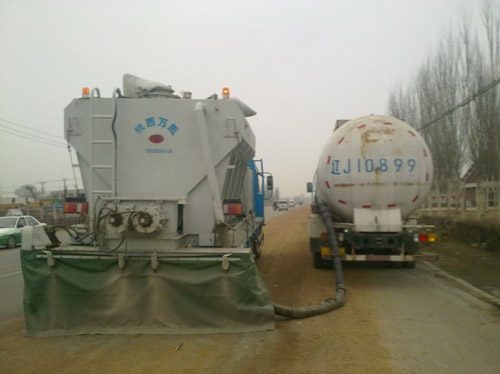 遼寧阜新冷再生施工現場水泥撒布